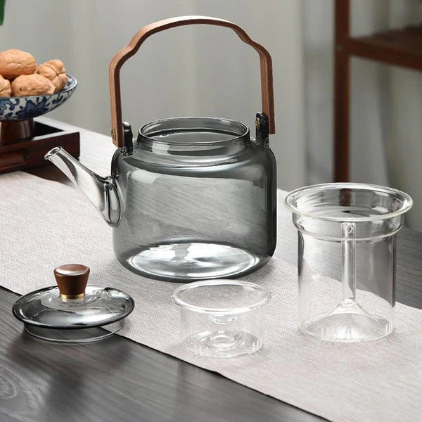 Borosilicate glass teapot with removable filters for steaming and boiling method.